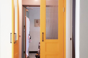 세련미의 극치! 모루세로유리와 블랙봉 손잡이가 만든 서울 중문 인테리어
