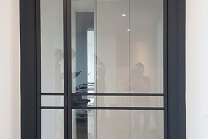 블랙 프레임의 세련미! 춘천 석사동 현대아파트 슬림 비대칭 양개 중문 시공 사례